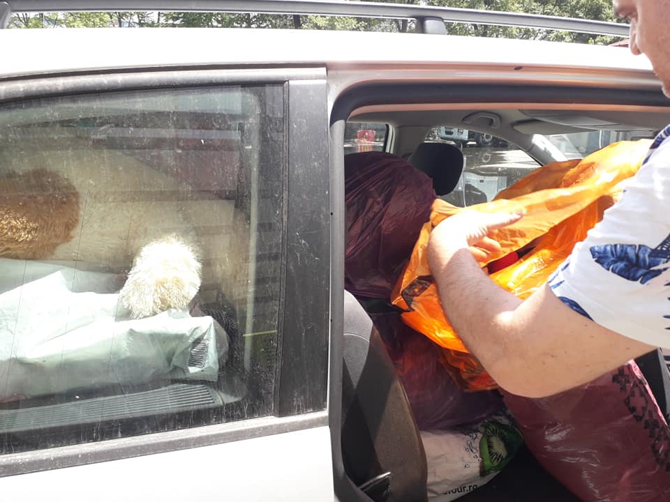 Masina plina ochi cu jucarii si haine