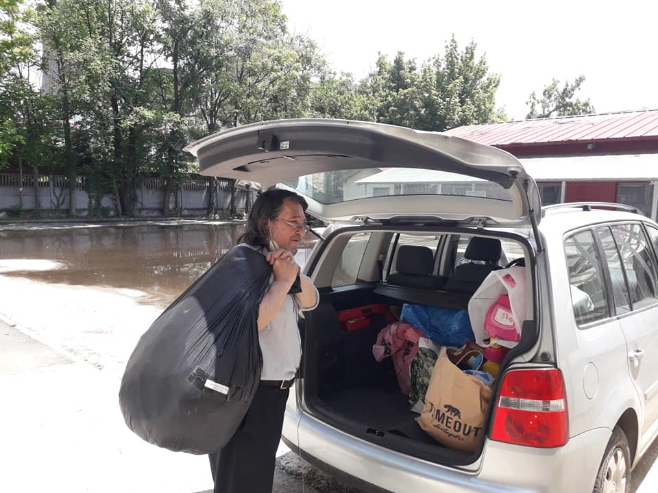 O masina incarcata de zua copilului.de 1 iunie