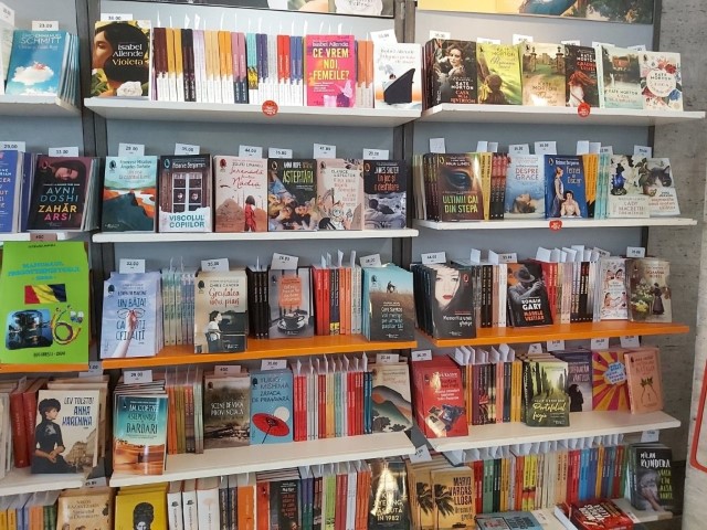 Targul de carte Gaudeamus Ce vedem in raft. (Small).jpg